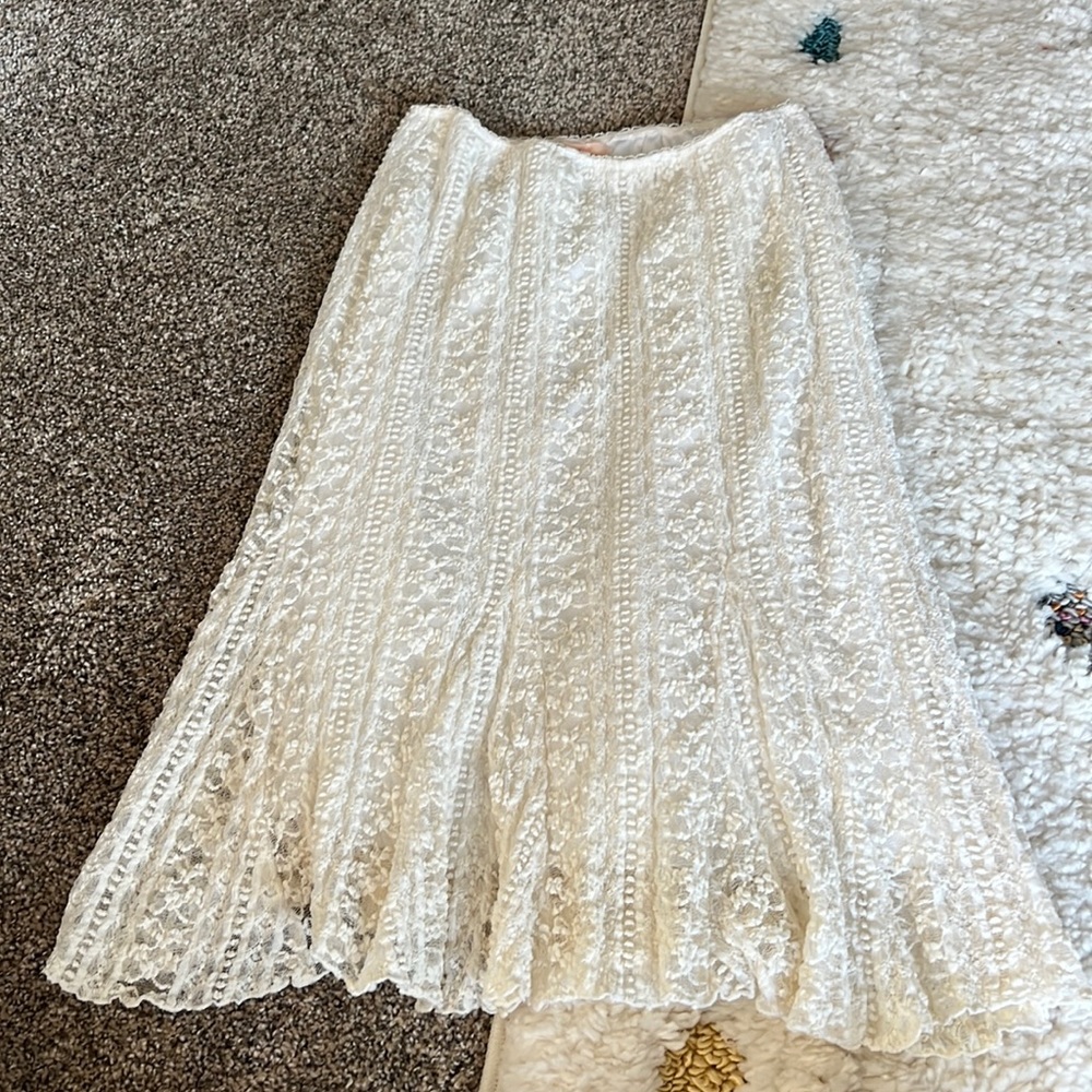 Perfect lacy white skirt!
